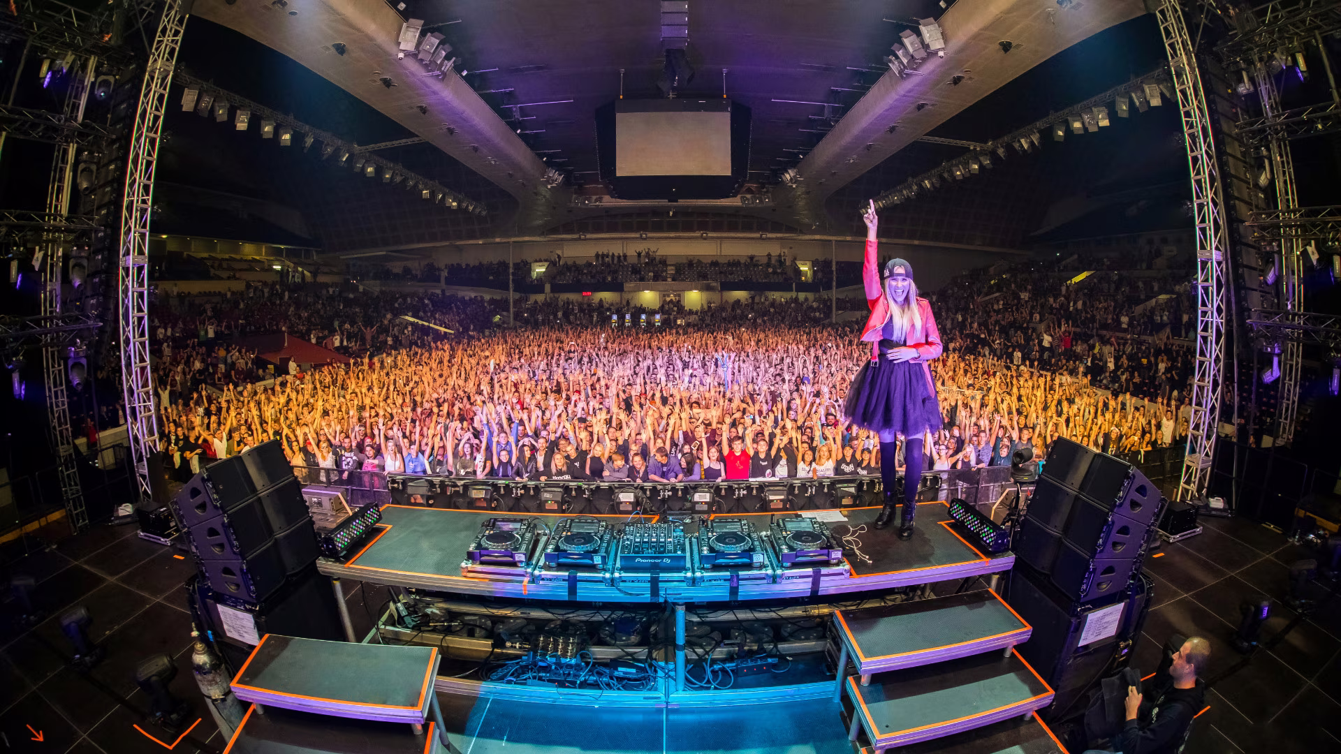 CANDICE przed wypełnioną halą widzianą zza konsolety DJ-skiej