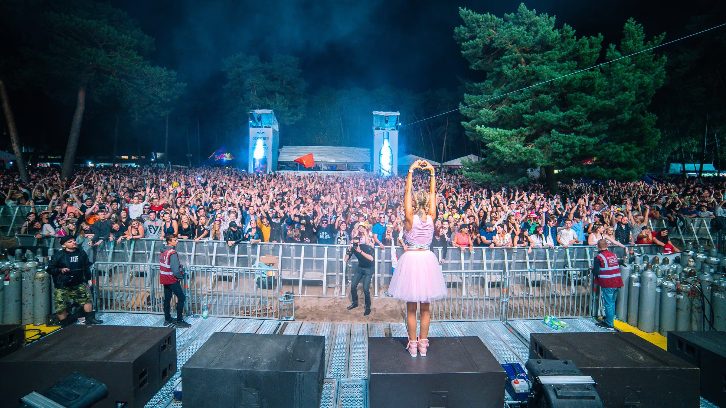 CANDICE występuje dla licznej publiczności festiwalu plenerowego