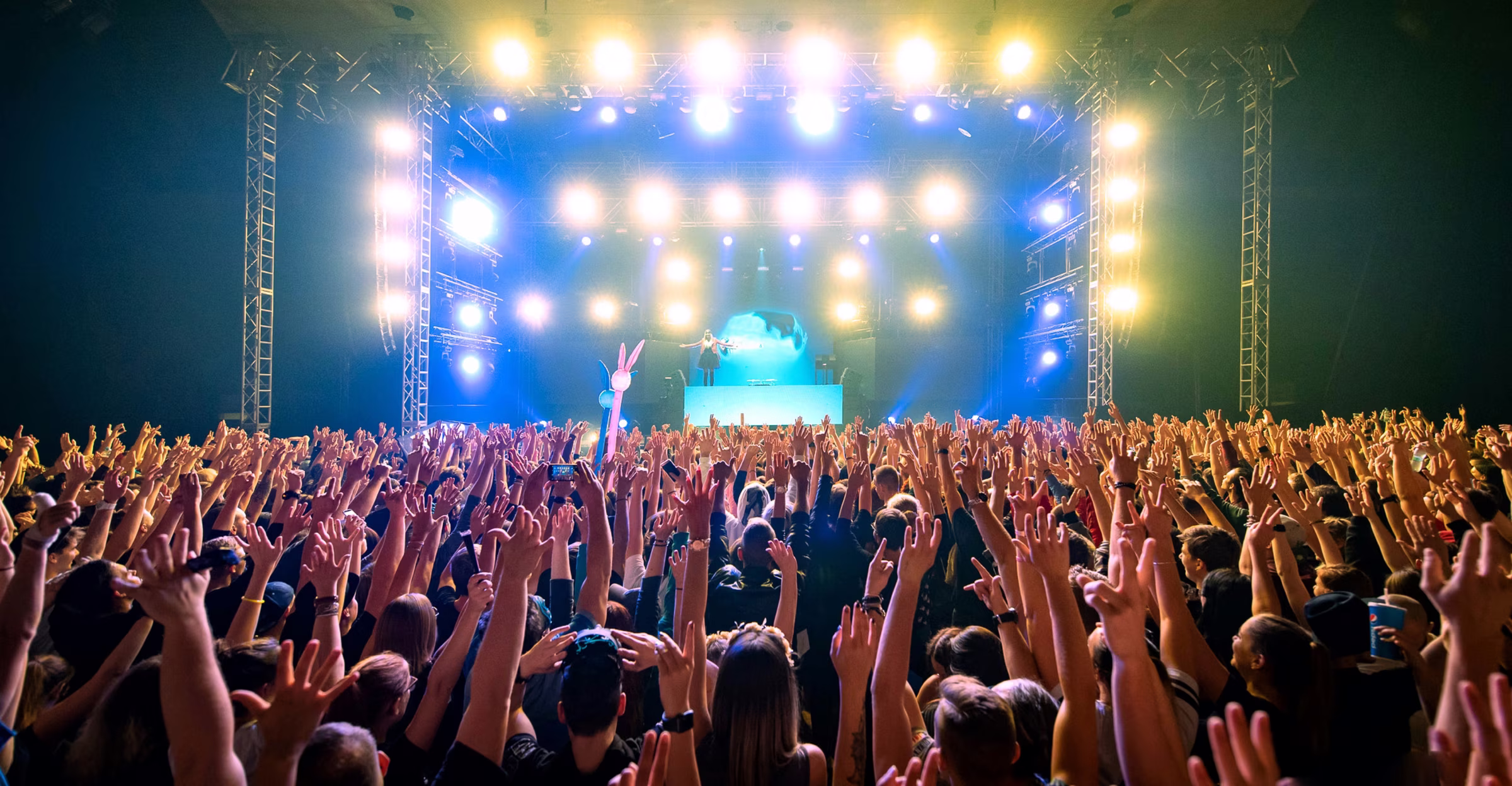 Festiwalowy tłum ogląda CANDICE na jasno oświetlonej scenie głównej