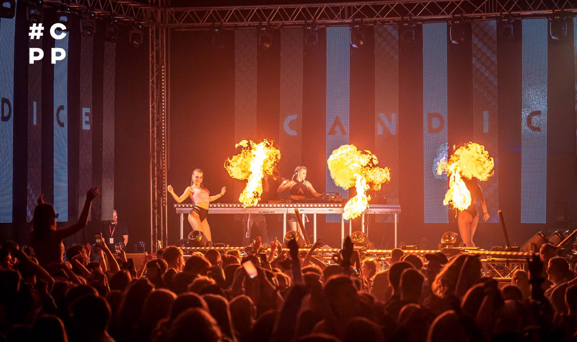 CANDICE występuje z efektami ognia podczas dużego wydarzenia halowego