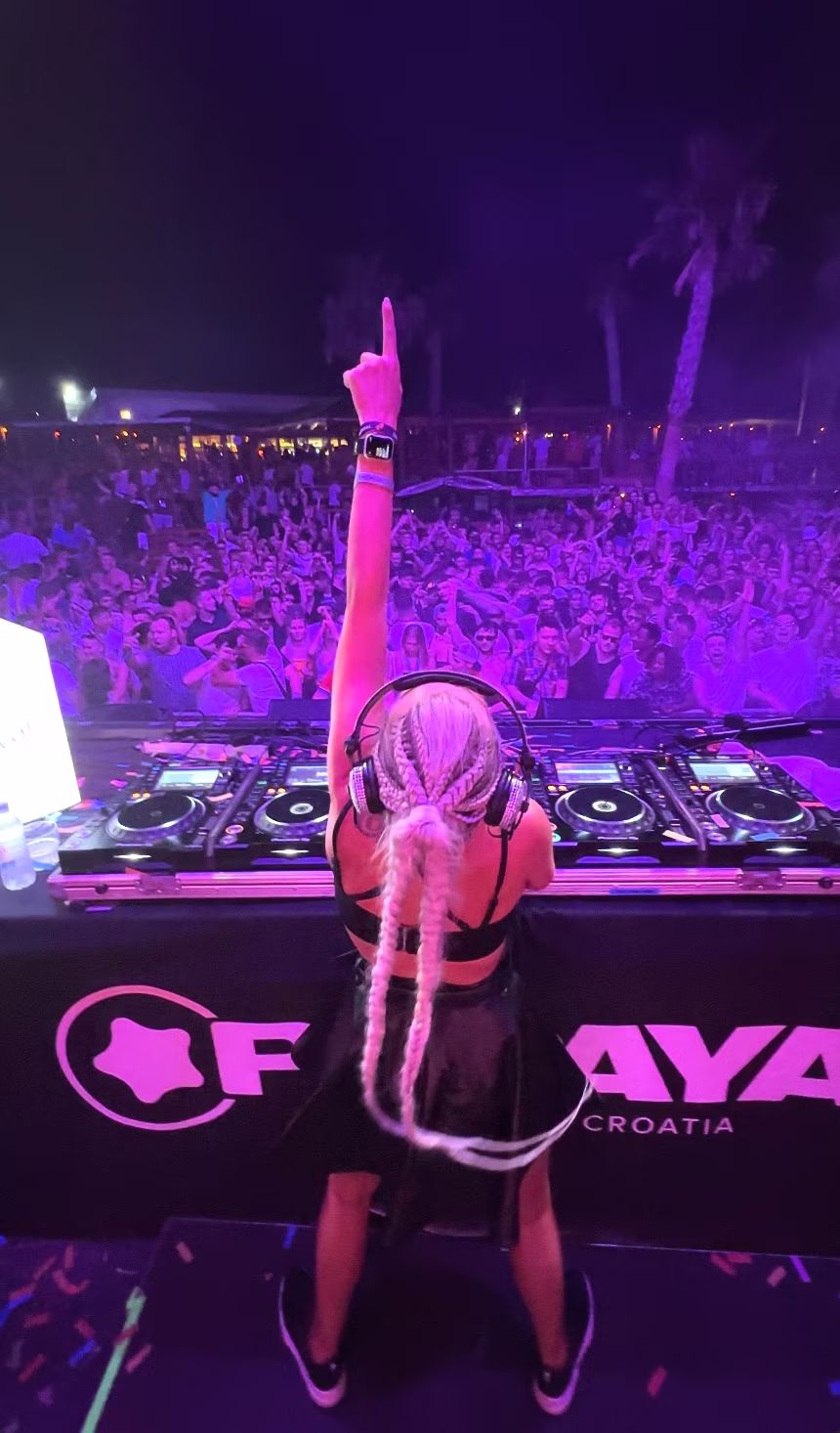 CANDICE występuje w Papaya Club Croatia
